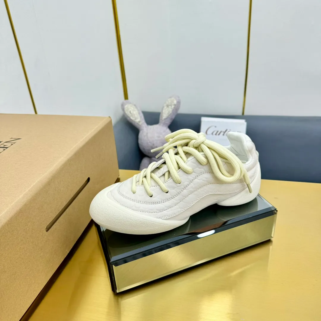 👟👟Ex-factory price 600👟👟 Men's size +10 The latest popular couple model ALEXANDER MCQUEEN/Alexander McQueen 24ss The latest autumn and winter Flexion series retro casual sneakers Original purchase development and production This Flexion Off white tone grain leather low-top sneakers use different sizes of laces and are matched with lightweight segmented soles inspired by anatomy. The reverse skull pattern is embossed on the heel. Fabric: Original customized imported first-layer cowhide. Lining: Customized imported breathable mesh lining. Sole: Original open-molded non-slip TPU material. Size: #Female model 35-40 #Men's model 39-45 (custom-made 45 non-returnable)